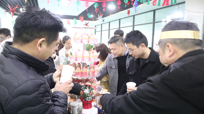 缤纷平安夜，欢乐圣诞节 | 宝开举办第四季度员工集体生日会